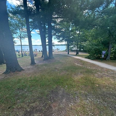 Long Lake Retreat- Hot Tub, Pool Table, Firepit Traverse City Extérieur photo