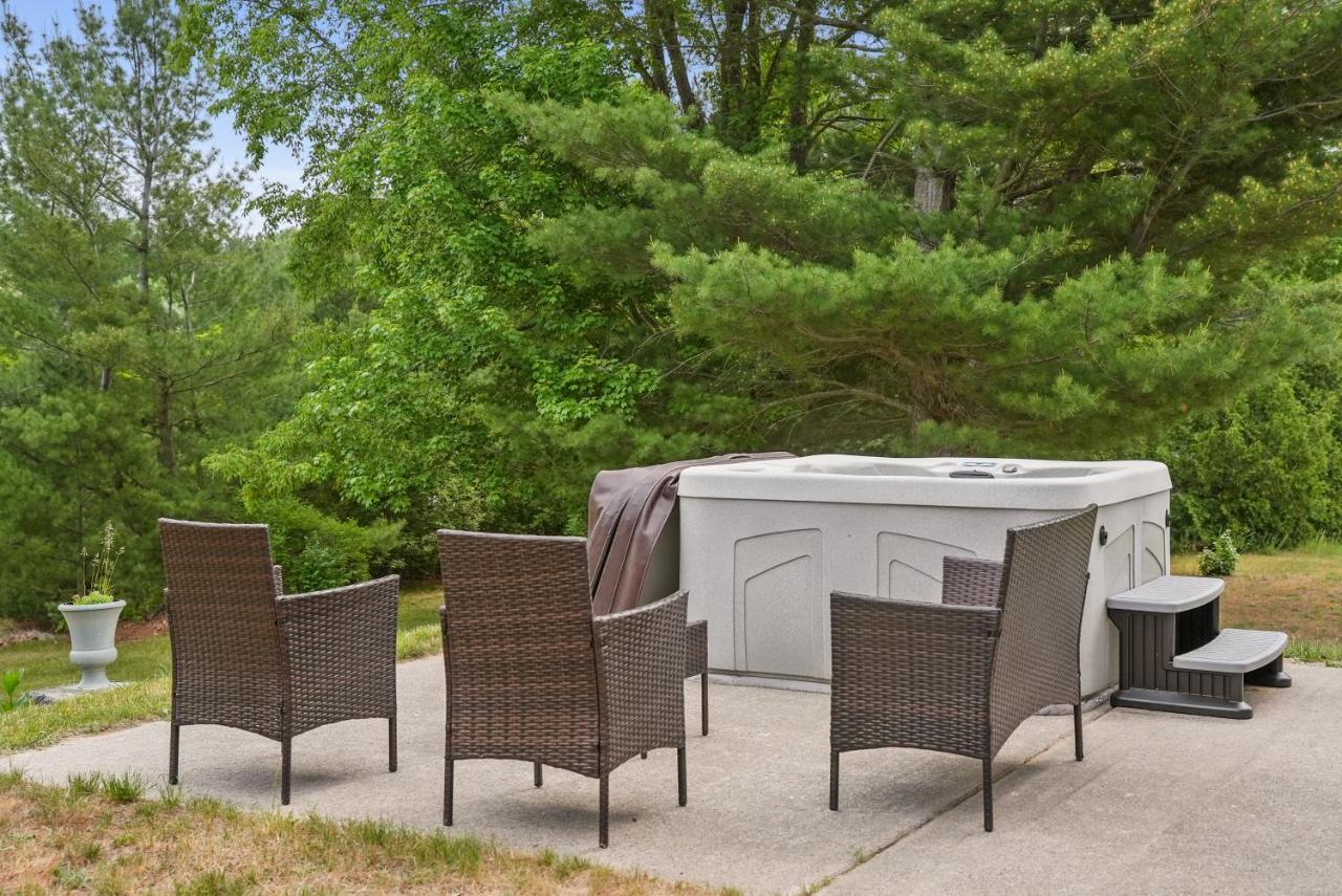 Long Lake Retreat- Hot Tub, Pool Table, Firepit Traverse City Extérieur photo
