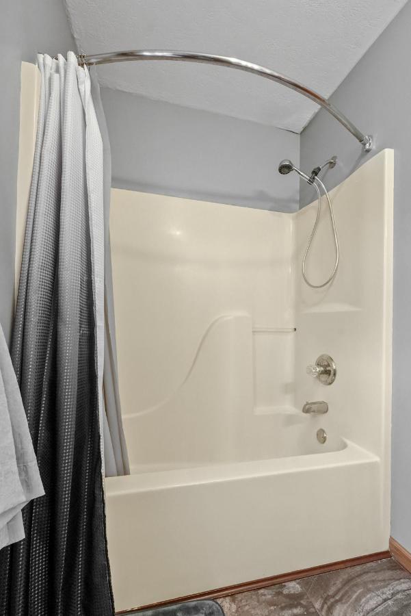 Long Lake Retreat- Hot Tub, Pool Table, Firepit Traverse City Extérieur photo