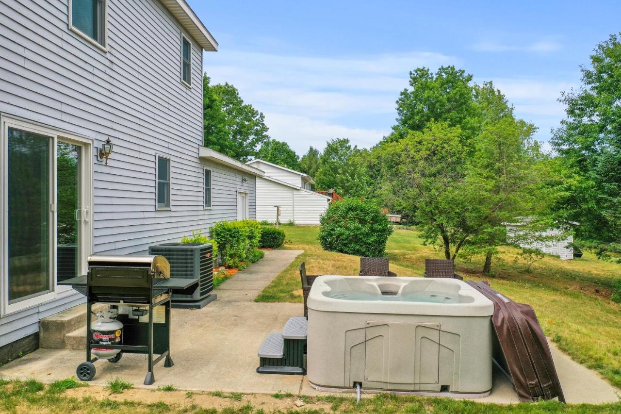 Long Lake Retreat- Hot Tub, Pool Table, Firepit Traverse City Extérieur photo