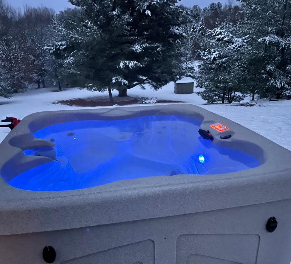 Long Lake Retreat- Hot Tub, Pool Table, Firepit Traverse City Extérieur photo