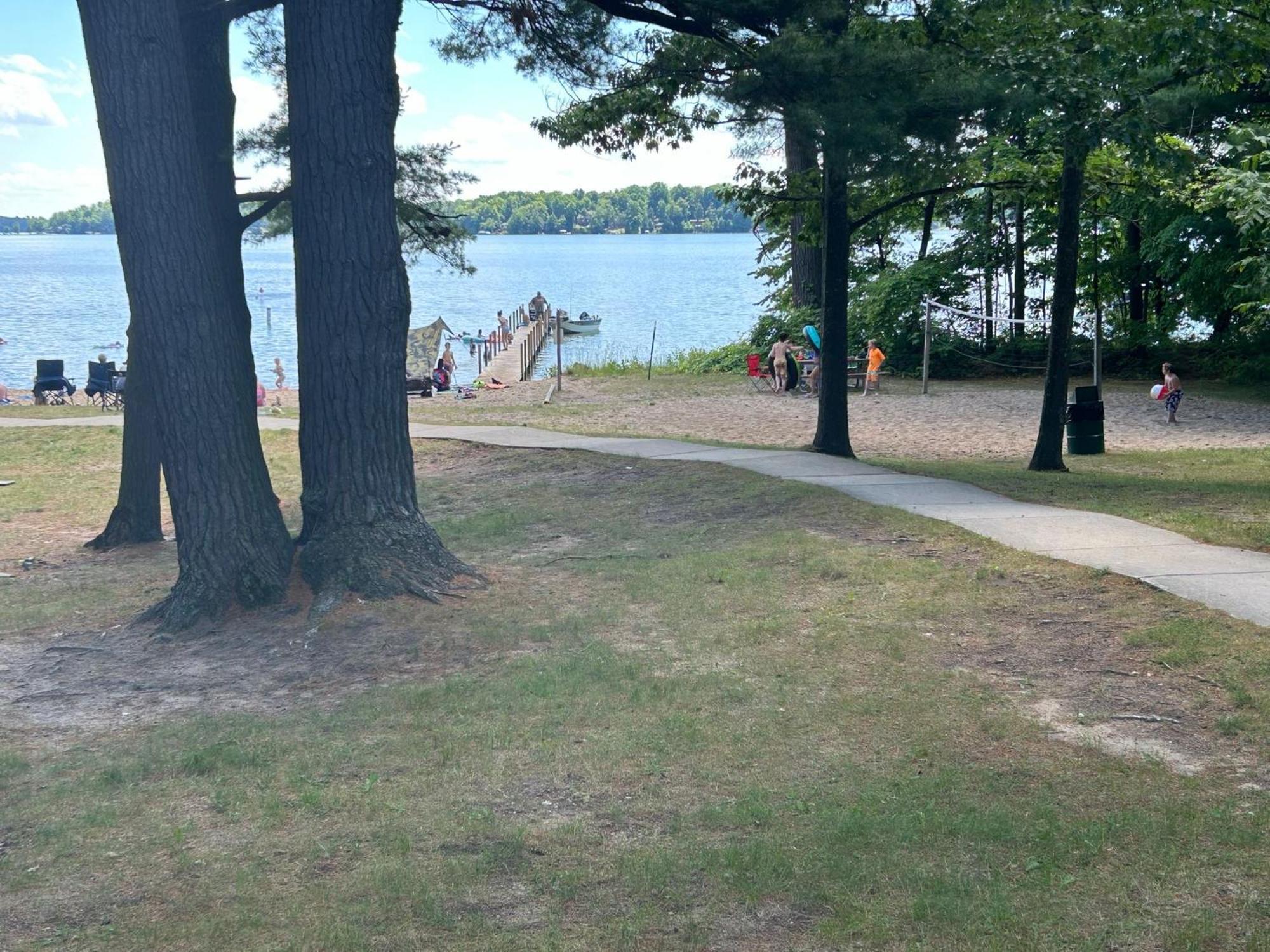 Long Lake Retreat- Hot Tub, Pool Table, Firepit Traverse City Extérieur photo